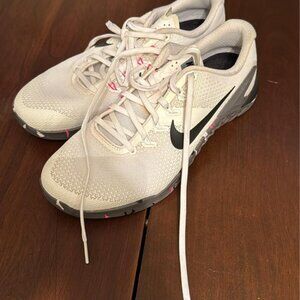 nike tennis shoes size 11 womens